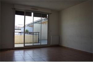 t2 à la location -   13090  AIX EN PROVENCE, surface 49 m2 location t2 - UBI439683275